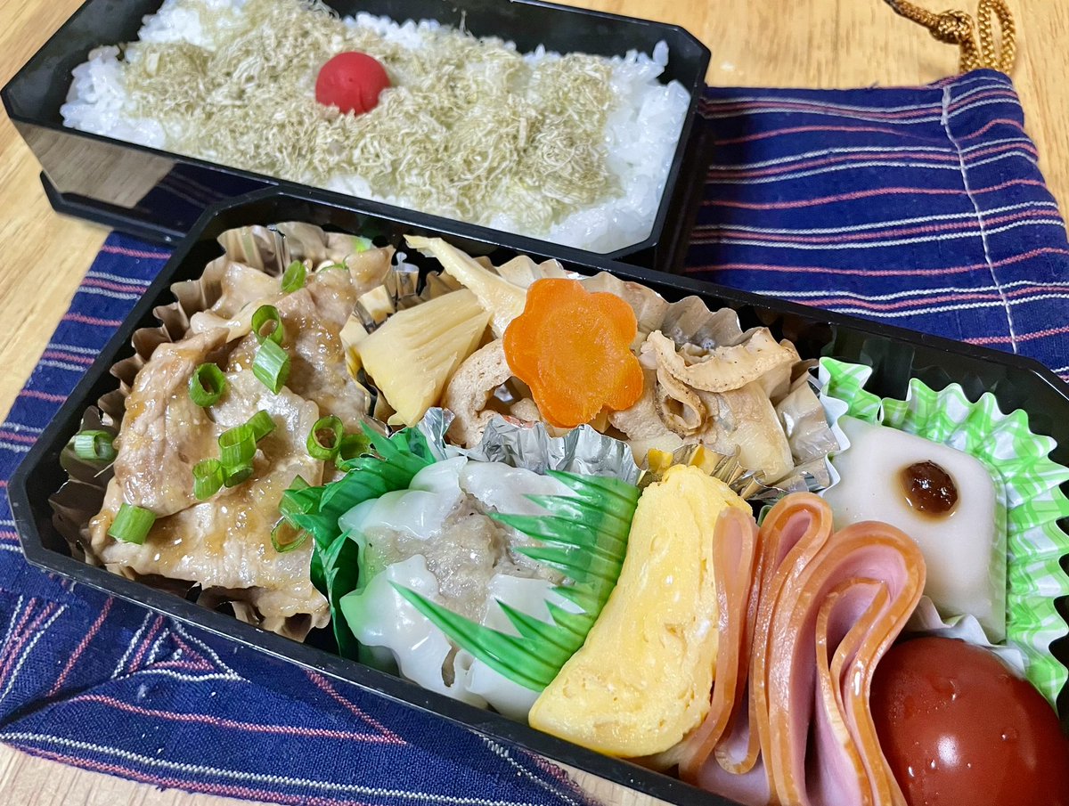 母が作る弁当、今日は幕の内弁当？ てくらいに、種類が豊富な内容です。 ご飯の上のとろろ昆布が嬉しい。 #料理 #お弁当