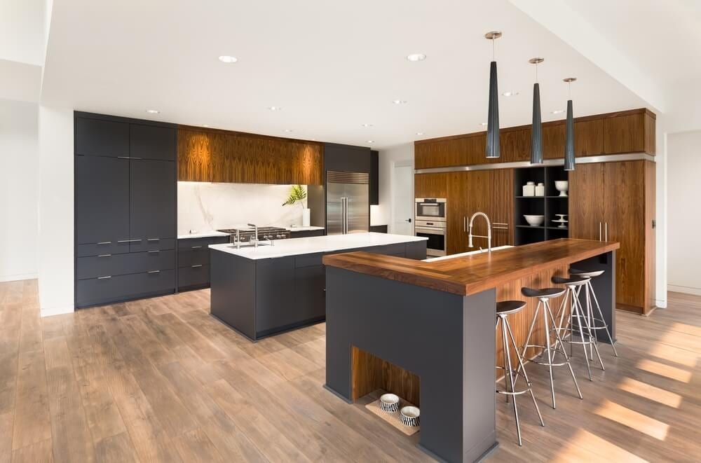 Is it a good idea to install hardwood floors in kitchens and bathrooms? 🤔 Freshome asked several experts, including designers, realtors and water damage restoration experts to weigh in on this topic. LocalInfoForYou.com/242006/hardwoo…