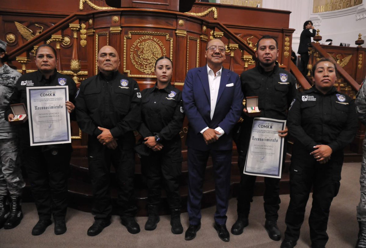 Felicito con admiración a mis compañeras/os detectives de la @PDI_FGJCDMX, quienes fueron galardonados por el @Congreso_CdMex, con la medalla al Mérito Policial, por sus acciones de transcendencia, en beneficio de los habitantes de esta ciudad. Enhorabuena