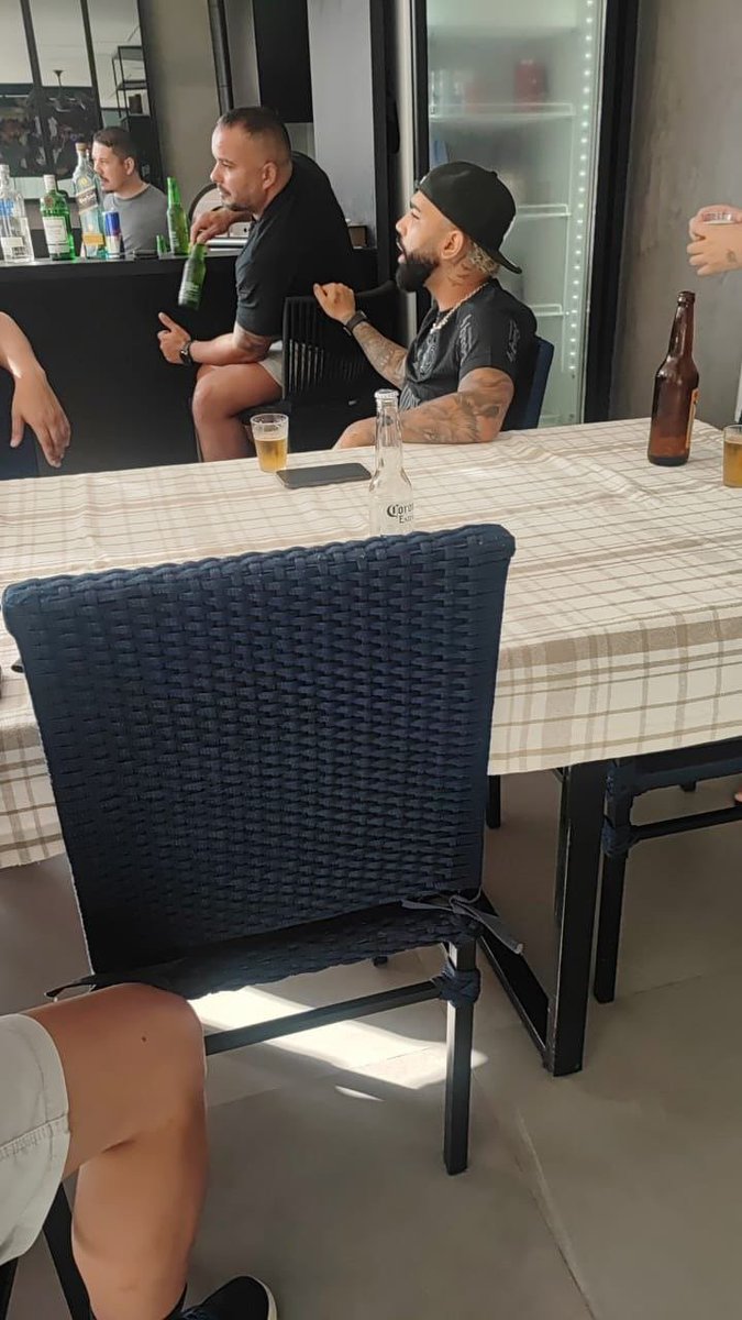 Gabigol tomando uma cerveja vestido com a camisa do Corinthians. 📸 @luissfabiani