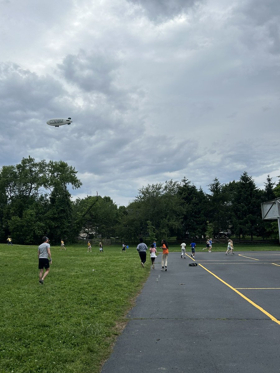 Run club spotted the @DICKS blimp this afternoon! #CESLeadTheCharge 💙💛