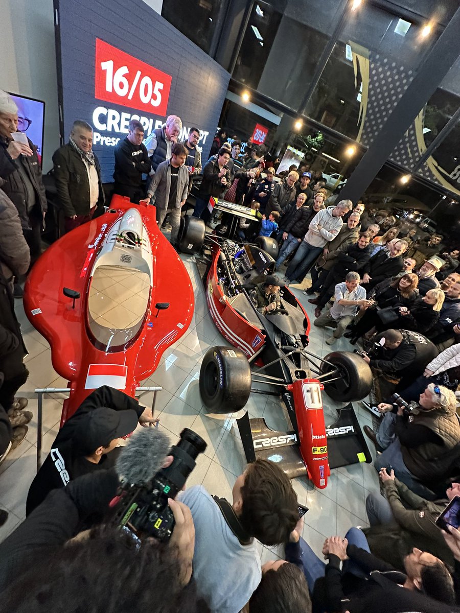 Motor1Argentina's tweet photo. #SexSymbol
🔹La selfie que Carolina Peleritti le pidió al hombre de la noche: Tulio Crespi.
🔹Se presentó Crespi F1 Concept, la marca de réplicas de Fórmula 1 fabricados en Argentina.
🔹Toda la info acá: https://t.co/NYrEzD5cMl https://t.co/7MkLcvw9ne