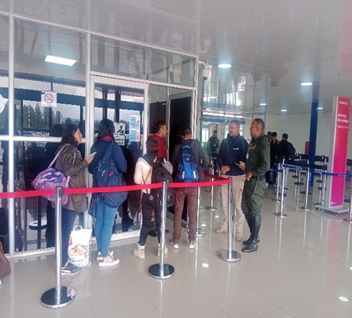 #Nariño | Oficiales de @MigracionCol aplicaron medida de inadmisión a 7 ecuatorianos que fueron detectados sin sello de ingreso al país, en operativos de control migratorio móvil realizados en el aeropuerto San Luis, del municipio de Aldana y el terminal terrestre de Ipiales.