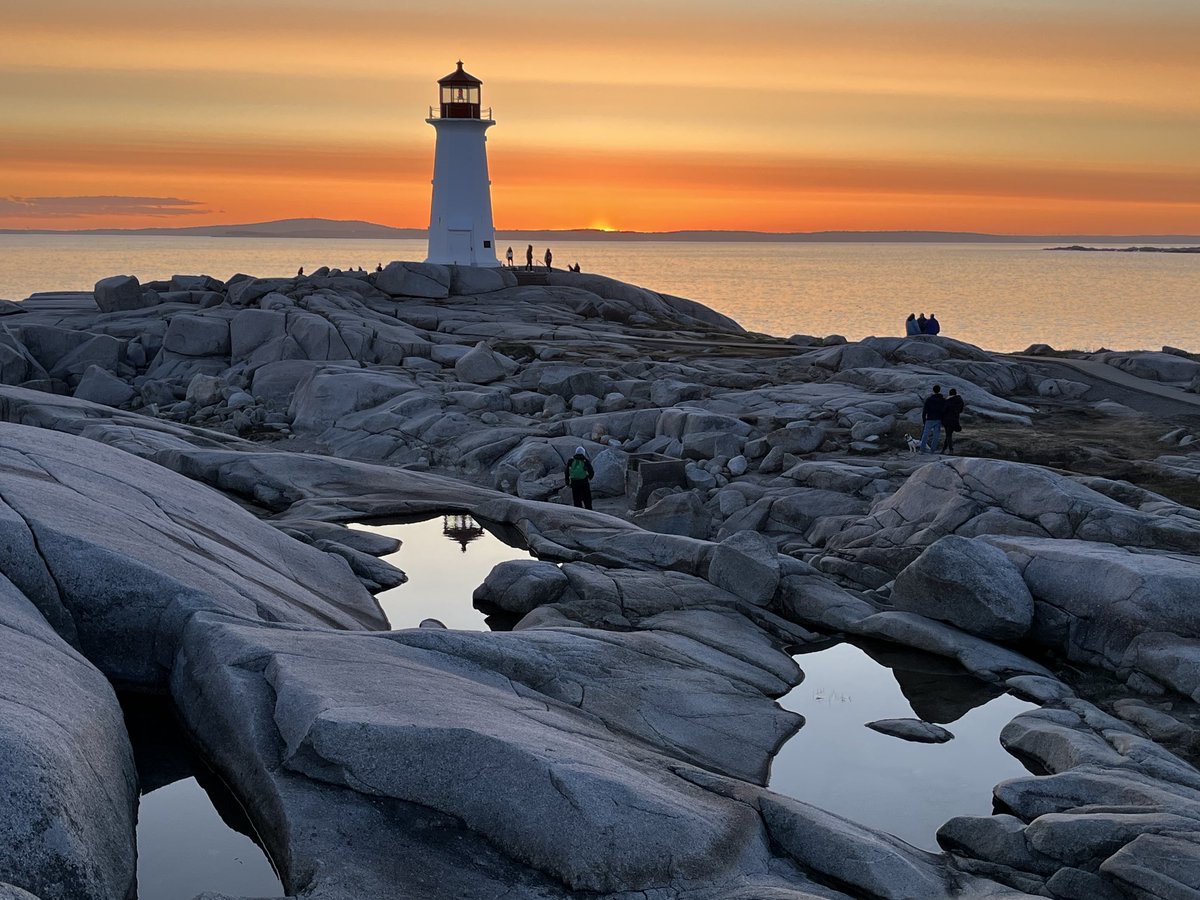 Peggy’s Cove at sunset. I’m always sad leaving my NS family and driving back to Ottawa. Once I get back I’m however, happy to be back with my ON family ❤️