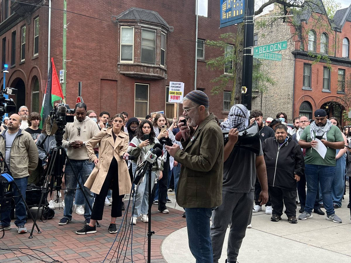 @14eastmag Rabbi Brant Rosen of Tzedek Chicago gives a speech in front of the Student Center. 

“We stand with the student movements across the country and around the world. That are demanding that schools divest from Israel's war crimes in Gaza and throughout Palestine.” @14eastmag