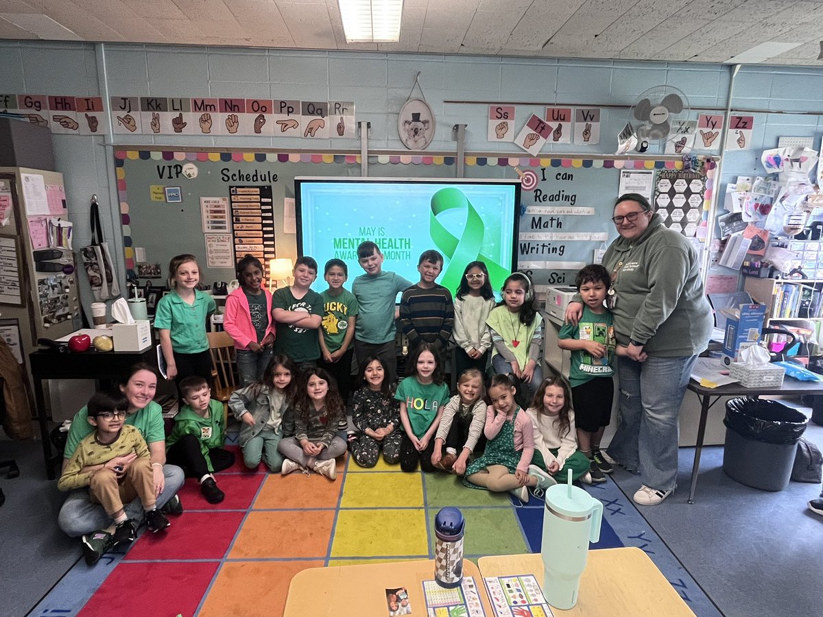 SEEN in GREEN today in support of Mental Health Awareness 💚 <a href="/School9E/">School 9E</a> <a href="/OSDBeWell/">OSDBeWell</a> #mentalhealthawareness