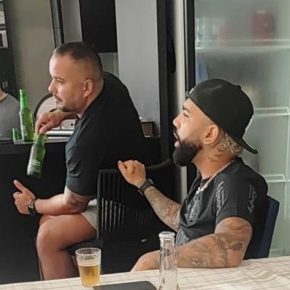 diretodomiolo's tweet photo. 🚨ESPORTES: Foto de Gabigol vestido com a camisa do Corinthians enquanto bebe cerveja com amigos viraliza nas redes sociais e revolta torcida do Flamengo. https://t.co/gZUdNCt89c