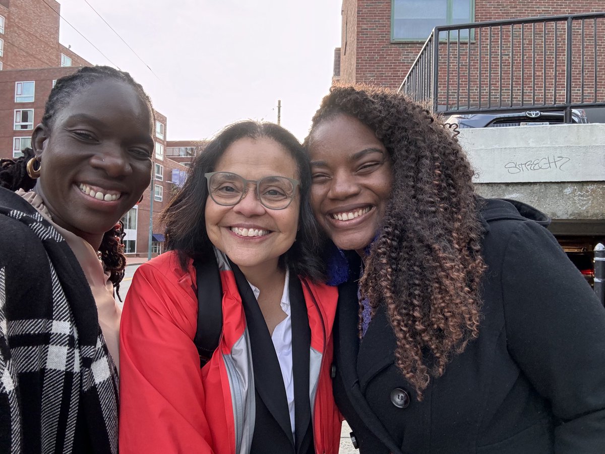 These fantastic ⁦⁦@harvardmed⁩ docs are also completing MPA & MPP degrees ⁦@HarvardChanSPH⁩ & ⁦@Kennedy_School⁩. For two evenings, we discussed leadership at #CommonwealthScholars program. They graduate again next week. Lucky for us to have their leadership.