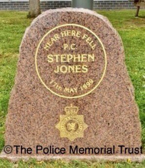 Today we remember PC Stephen Jones of A&S who was killed 25 yrs ago in 1999 as he attempted to stop a stolen car. We placed our memorial to his service & sacrifice at the Severn View Services on the M48
#HonouringThoseWhoServe #PoliceMemorials #PoliceFamily @ASPolice @ASPolfed