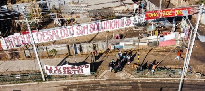 Ratificó el TPP-11; regaló el litio a Ponce Lerou; garantizó impunidad represiva; salvó a las Isapres,....y, ahora,.. desaloja a niños, ancianos e inválidos !!!
La ultraderecha gobierna sentada en el living de su casa,..
el nazi del árbol hace el trabajo sucio.