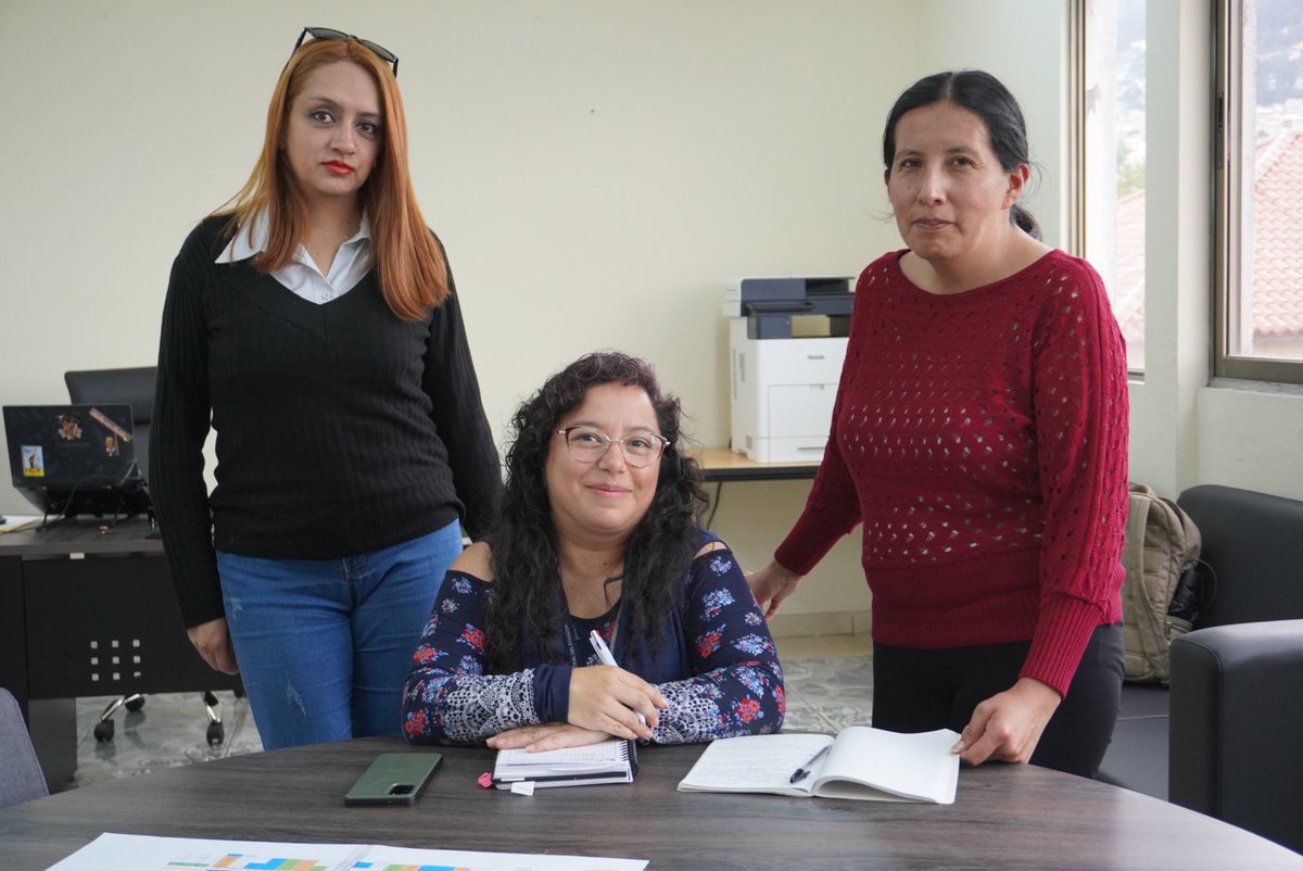 enlineauce's tweet photo. 🌟🤝 La coordinadora, https://t.co/Wir33ChNlC. Magdalena Rhea Almeida se reunió con representantes estudiantiles de la carrera de Educación Inicial, donde mantuvieron un diálogo para solventar inquietudes respecto a la malla curricular, tutorías de tesis, prácticas y vinculación. https://t.co/v2VuncexMc