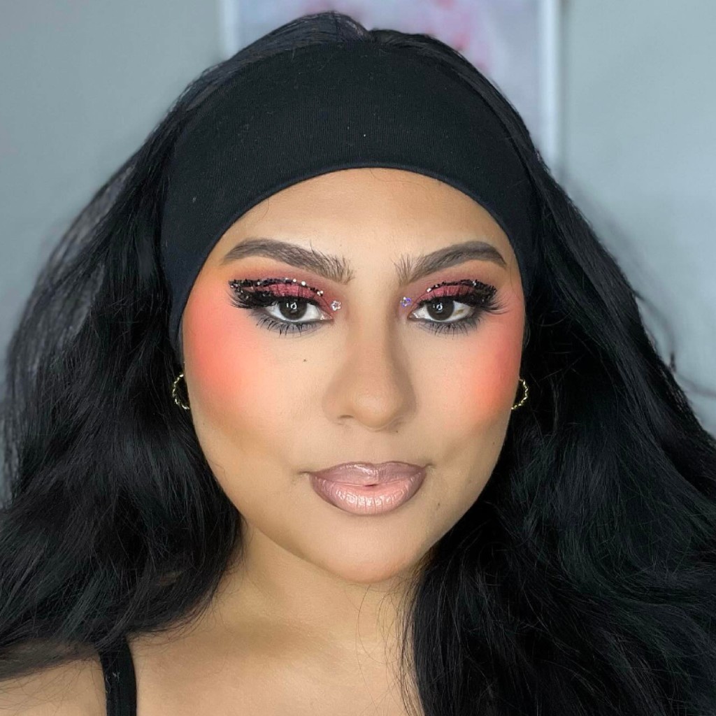 @xlesbeauty_ rocking our Uncaged Eyeshadow Primer for vibrant, long-lasting color! 🌟 Crease-proof, fade-proof, and perfect for all skin tones. l8r.it/sKmk