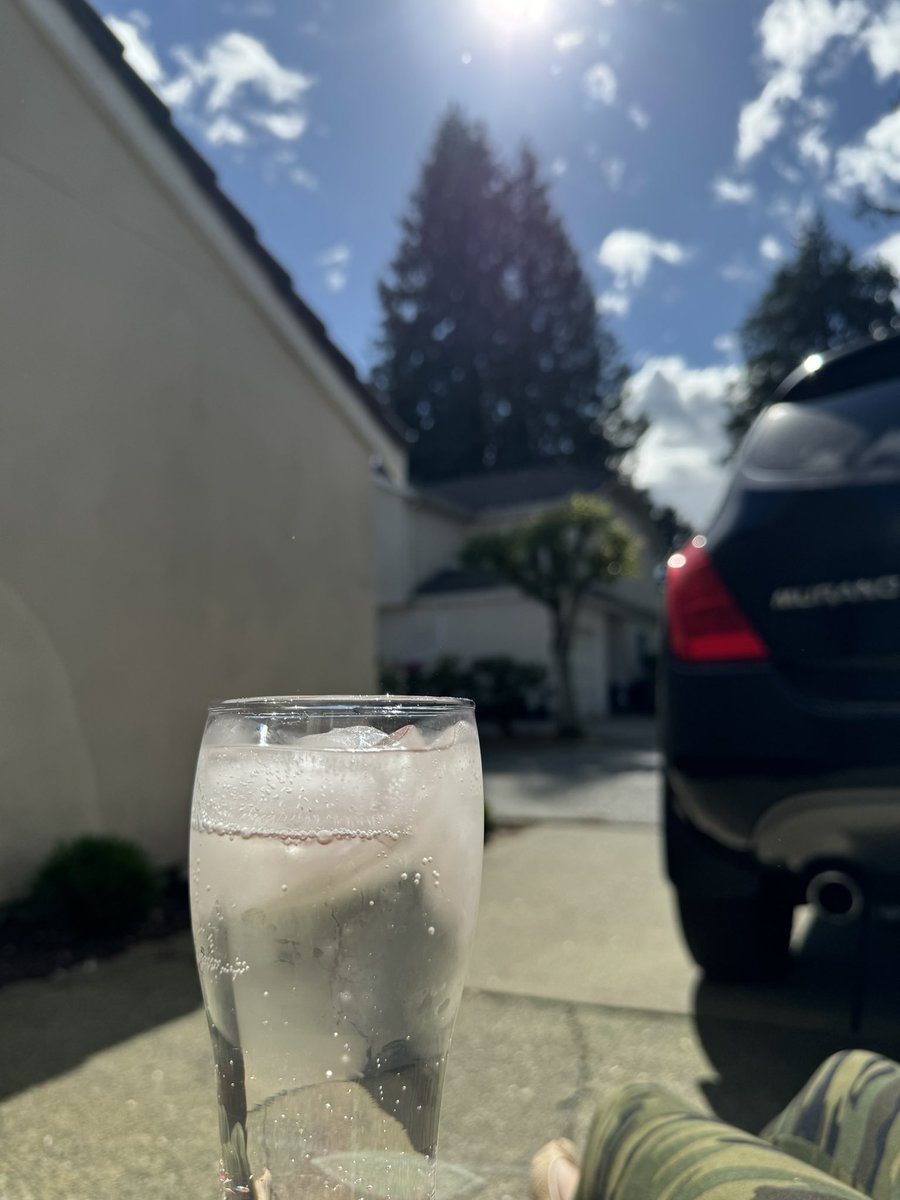 MissWest003's tweet image. It’s not the best view but I’ll take any scenery that’s not in front a computer screen #DrivewayDay #PearCider #WaitingForTheGame
