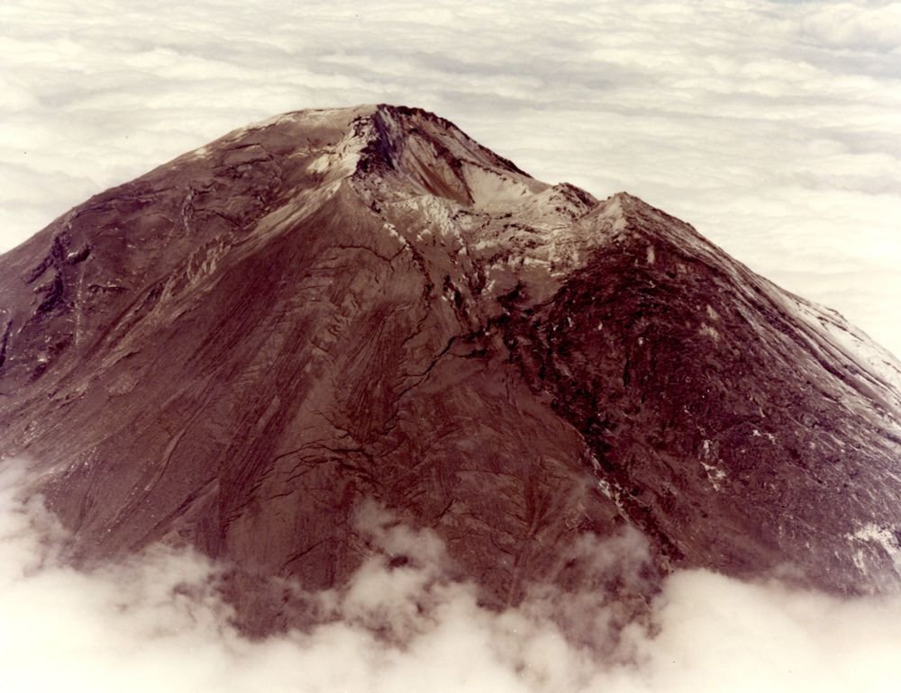 May 16, 1980 🧵

St. Helens remains quiet — no eruptions since the 14th, but quakes and bulging continue. After flying around the mountain earlier, David Johnston of the USGS admits to the Daily News he “practically fell asleep in the helicopter.”

Privately, Dave tells his