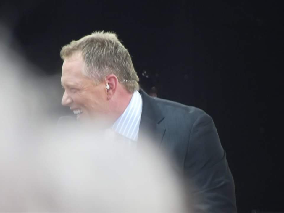 aiddecethy's tweet image. Not the best pic, but this was @dutchysc reacting to someone in 2011 saying the Leafs would win the cup! The Kraft Celebration Tour landed in @CityPembroke that August, the highlight was, of course, being there for a live airing of @SportsCentre #RIPDutch