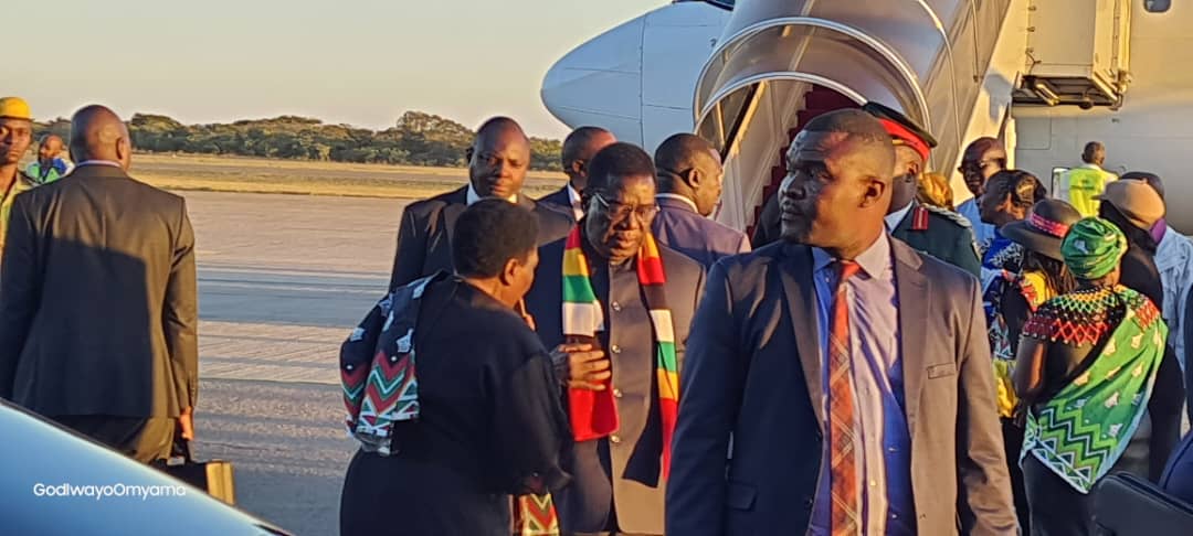 Imagine President Ramaphosa flying to Bloemfontein and the whole cabinet meeting him at the airport. This only happens in Banana Republics not functioning nations. We are ruled by FOOLS