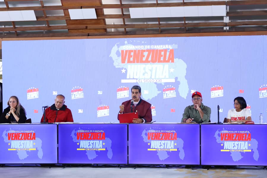 #Ahora Pdte. @NicolasMaduro: Desde hoy convoco a todos los venezolanos de bien, a los que aman esta tierra a unirnos. ¡Queda instalado oficialmente el Comando de Campaña Venezuela Nuestra! ¡Vamos a las calles y a la victoria! #16May #EsteEsUnPuebloMaduro