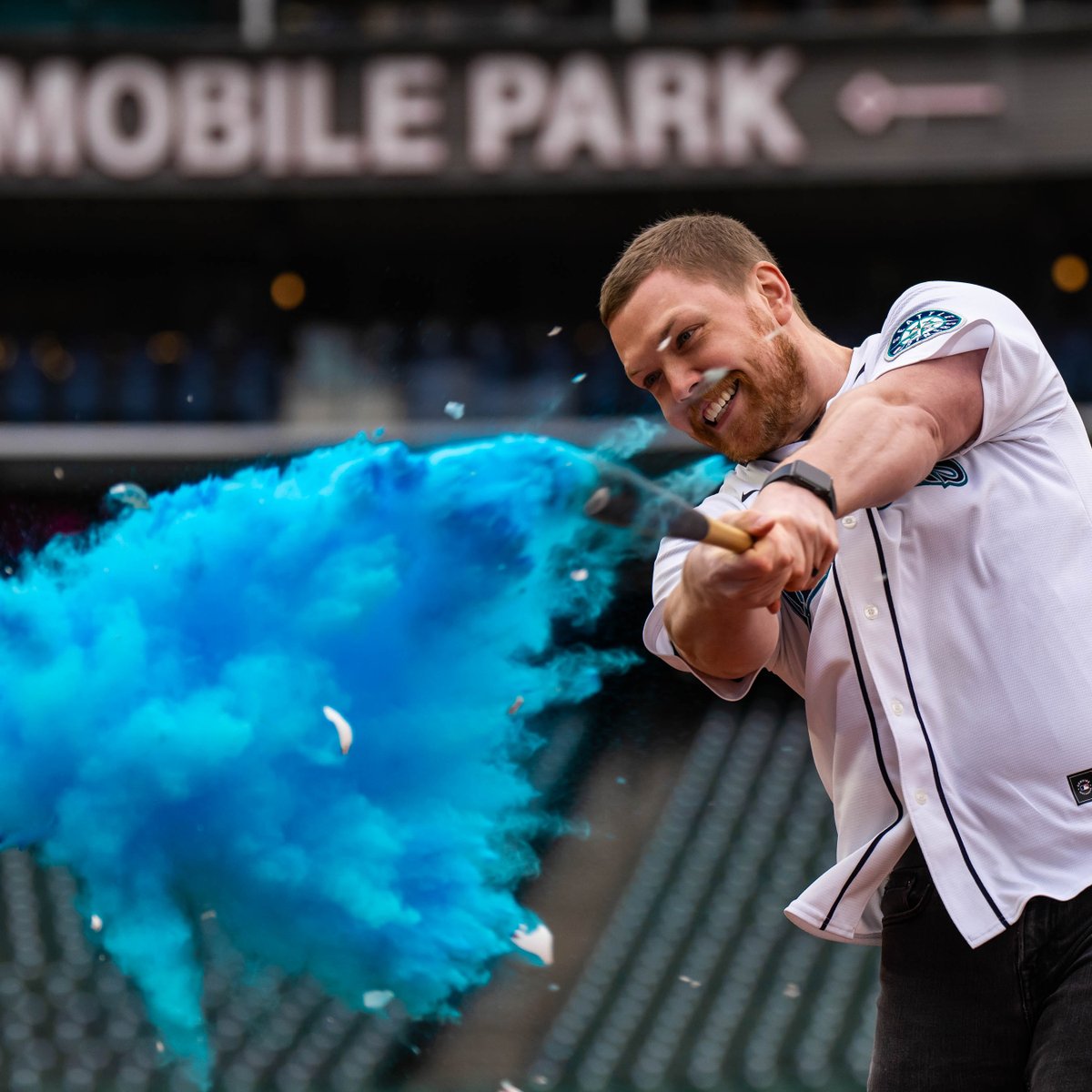 Mariners's tweet image. Step up to the plate like never before!

Expectant parents are invited to take a swing at home plate after our game on Sunday, June 16 to reveal the gender of your soon-to-be-born child. Grab your tickets through this special offer.

👉 Mariners.com/BabyReveal