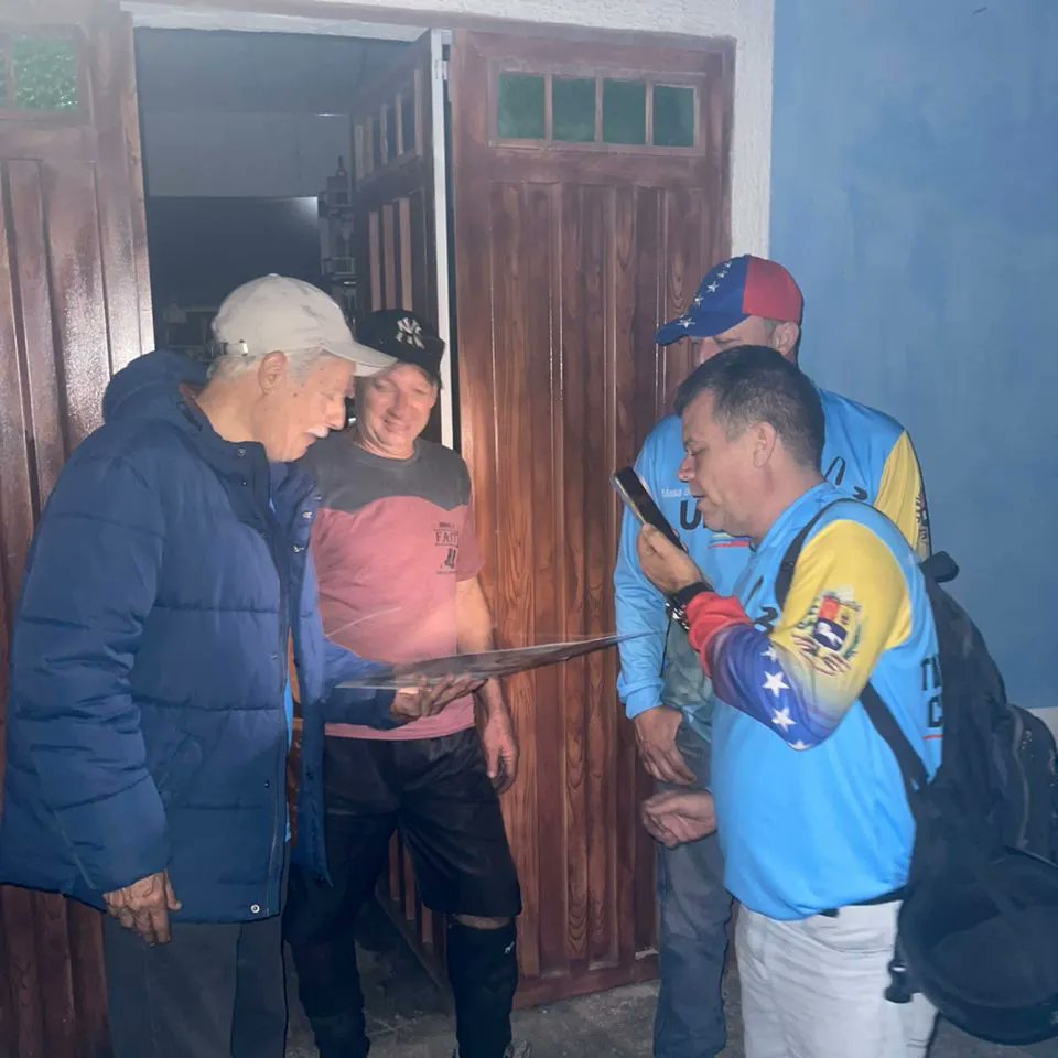 UnidadTachiraVE's tweet photo. Nuestro equipo unitario en Jauregui se desplego en el Barrio Fatima llevando el mensaje en apoyo a nuestro candidato Edmundo Gonzalez.

Seguimos unidos para cambiar Vzla

#UnidosParaCambiarVzla #UnidadYVoto #EleccionesLibresVzla #EdmundoPaTodoElMundo https://t.co/5LdO3mUKVP