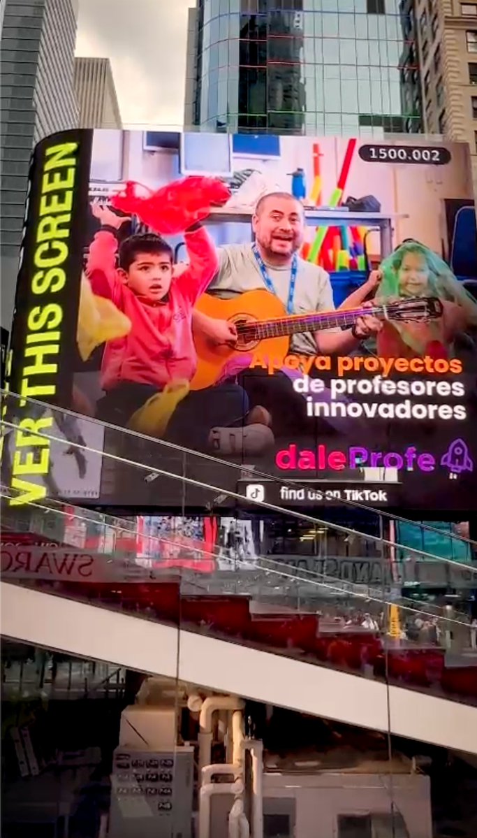 ¡Un orgullo nacional! 🇨🇱 El profesor y ganador de la Categoría Música del @TeacherPrize Chile 2022, Manuel Puebla, apareció en nada más y nada menos que las pantallas de Times Square en Nueva York con el apoyo de @daleprofecl. Diario @La_Segunda mostró este hermoso momento.