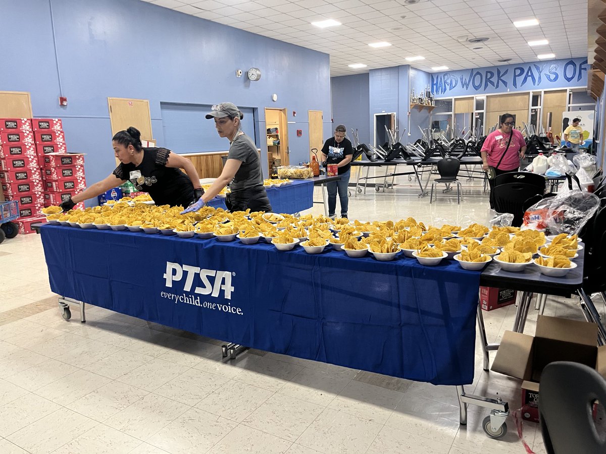 Raider PTSA served hundreds of nachos bowls, popcorn bags, & drinks to our scholars celebrating Día De Los Niños . Amazing group of volunteers ❤️❤️⁦@KleyderPSS⁩ ⁦@principal_neal⁩ ⁦@NortheastECHS⁩