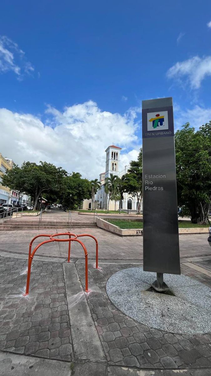 ¡Apuesta a Río Piedras! Ya se instalaron varios de los nuevos “bike racks” que permiten seguir creando el ambiente peatonal y de recreación que buscamos en el área. ¡Visita Río Piedras, conoce Paseo del Arte y apoya el mercado local!