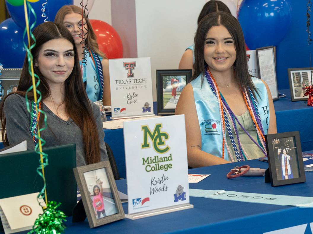 #MidlandCollege was proud to host the <a href="/Midland_ISD/">Midland ISD</a> Future Educators Signing Event today, where 22 #MISD graduates signed their intent to pursue the #teaching profession by enrolling at higher education institutions (including 10 who signed up to be future MC Chaps👌). #GoChaps
