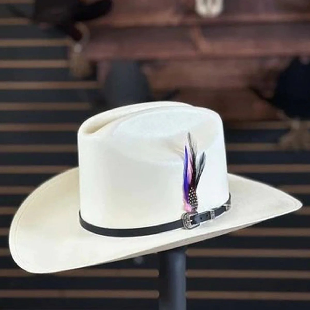 Sombrero El Panter 5,000X Estilo Sinaloa $199.99 con ENVIO GRATIS. Para comprar llama al 323-312-3317 o haz click aqui en este link: caballobronco.com/collections/cu… #caballobronco #texanas #sombreros #panterbelico #sombrerosvaqueros #cowboyhat #sombreroschuernoschuecos #cuernoschuecos