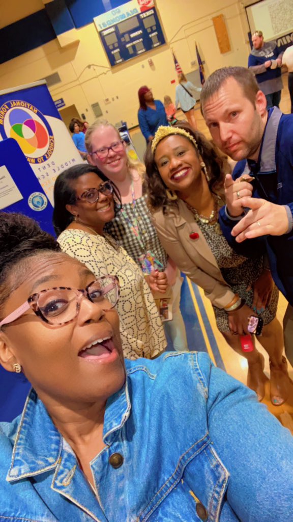 gagyrl30458's tweet image. This is how we do it @DentMiddle New Student Orientation. Welcome to the 
💎Diamond Mine💎