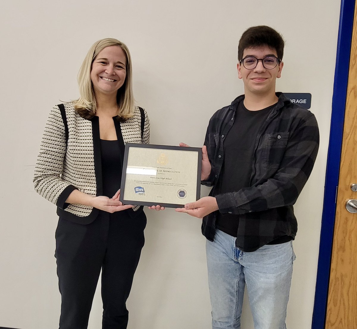 💙💛🌎 Marko Pavlovsky, exchange student, recently presented an AFS Board Recognition Award to Lindsay Rosswog, thanking her and the staff of #marsarea High School for making his exchange year a worthwhile and positive experience. #marsproud