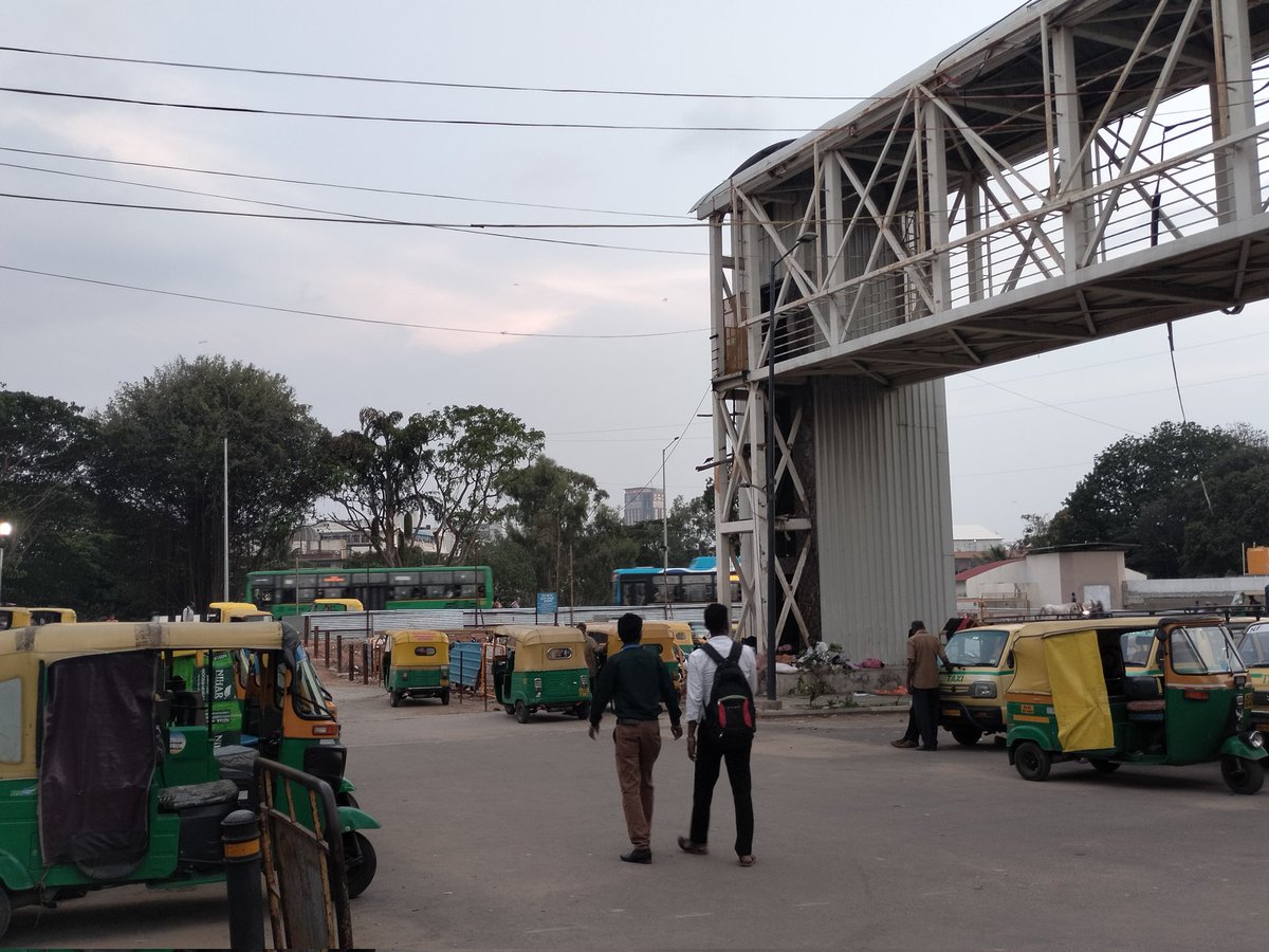 With the pre-paid auto facility closed at #Bengaluru Cantonment stn due to ongoing redevelopment work there, public alighting here are at the mercy of auto drivers waiting in their allotted space here. The min rate demanded is Rs 200. New facility to open soon @NewIndianXpress