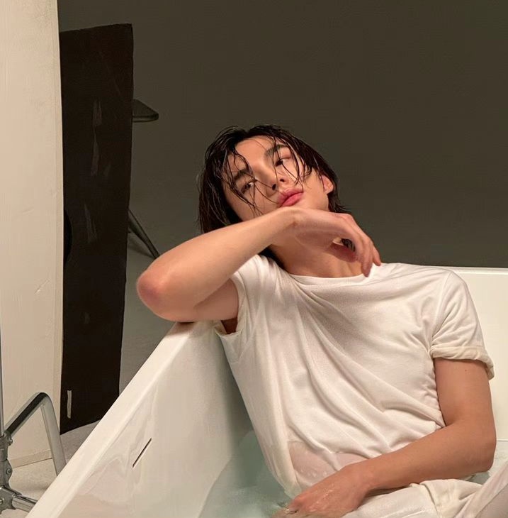itshyuninlovr's tweet photo. ᯓᡣ𐭩 AU hyunin | hey, stranger 

una broma inofensiva no le hace daño a nadie...

un número telefónico aleatorio, un chico enojado que solo quiere su libreta devuelta y un extraño amigable 

¿que podría pasar? https://t.co/N8bnWTxZTB
