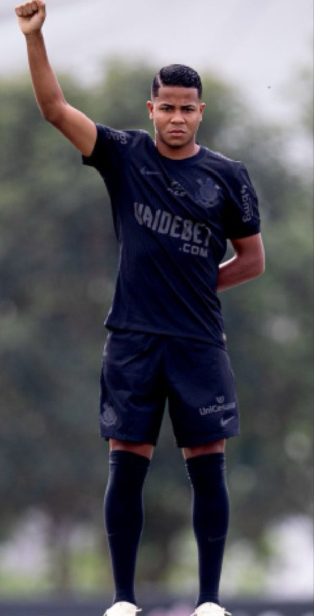 maurocezar's tweet photo. Muito bom gosto do Gabriel, essa camisa preta do Corinthians está belíssima.
Será que os dirigentes do Flamengo também gostaram do modelito? https://t.co/DDQ4Y0UrCX