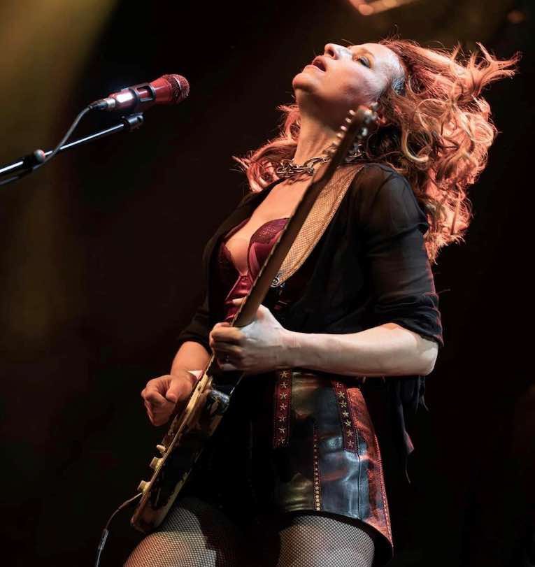 Ana Popovic Launches ‘Fantastafunk’ Big Band Project and releases new performance video for 'Queen Of The Pack' Ana is a bada** on guitar. Check this out! 
rockandbluesmuse.com/2024/05/16/ana… #AnaPopovic