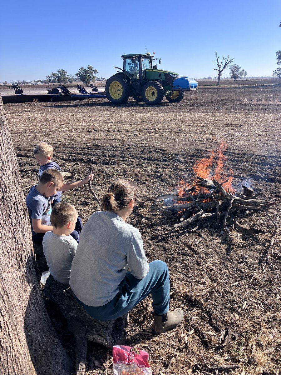 As cropping starts to draw to a close, and it continues to stay dry, there’s lots more time for morning smokos, sometimes delivered to site. 👌