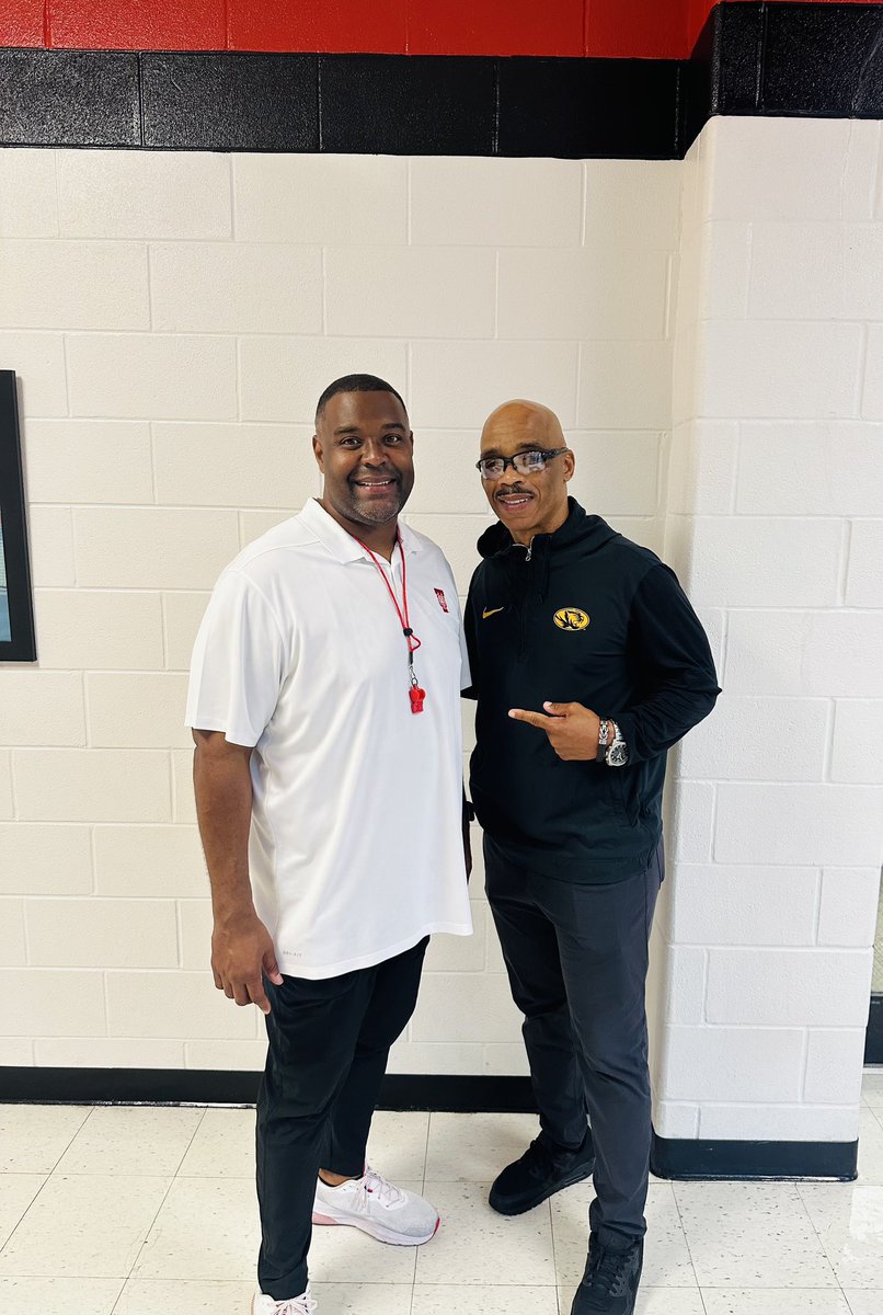 ‼️Recruit Terrell‼️

S/O to Coach Curtis Luper @CoachLoop from Missouri University @MizzouFootball for coming out and talking to our guys!! 

@TerrellTigerFB  @SedberryJr