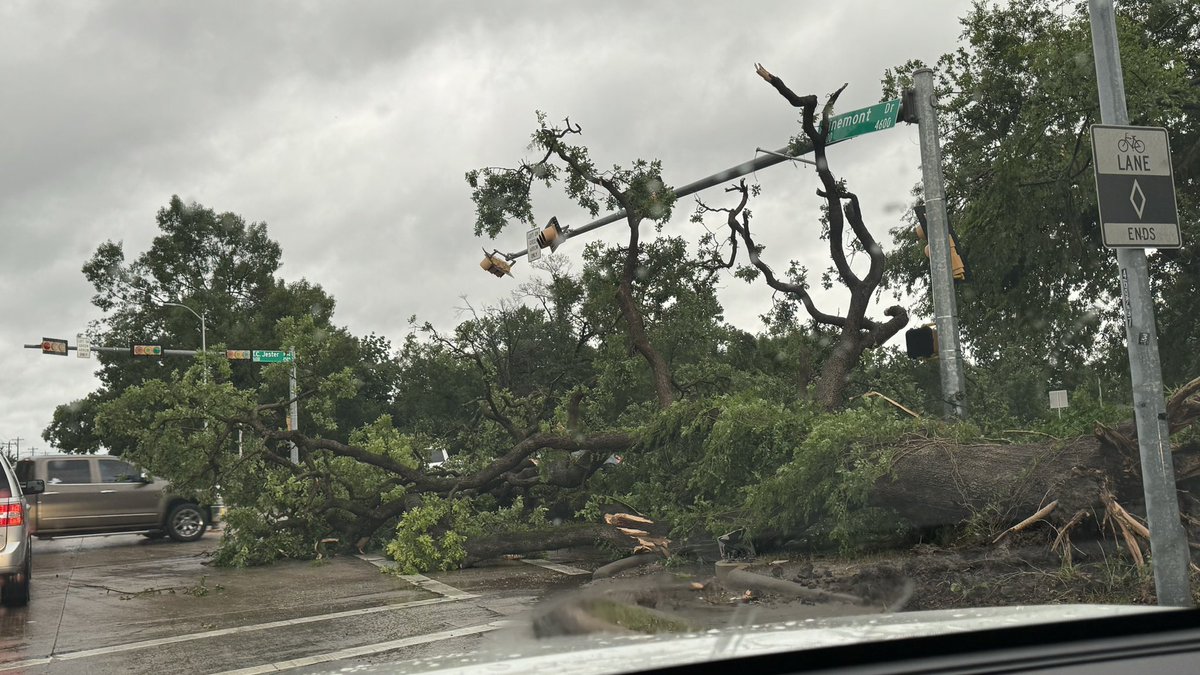 Harris County residents: Please avoid the roadways if possible, but if you’re out, please use caution and be on the lookout for debris. Pinemont and TC Jester. #HouNews #HouTraffic