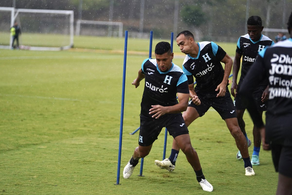 👌Entreno con lluvia 🌧️ 

Día 2️⃣ - microciclo de #LaH 🇭🇳 

🔥Los dirigidos por el 👤profesor @ReinaldoRuedaDT terminan el día dos con éxito.

#VamosHonduras #UnidosPorLaH