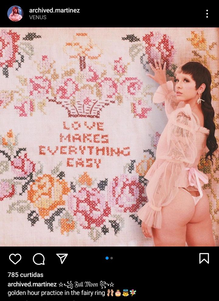 vocês lembram o surto no fandom quando a melanie postou essa foto? pegou 1 milhão muito rápido além de todo mundo ter entrado em surto pela roupa dela e pela frase (achávamos que era de uma música do mm3)