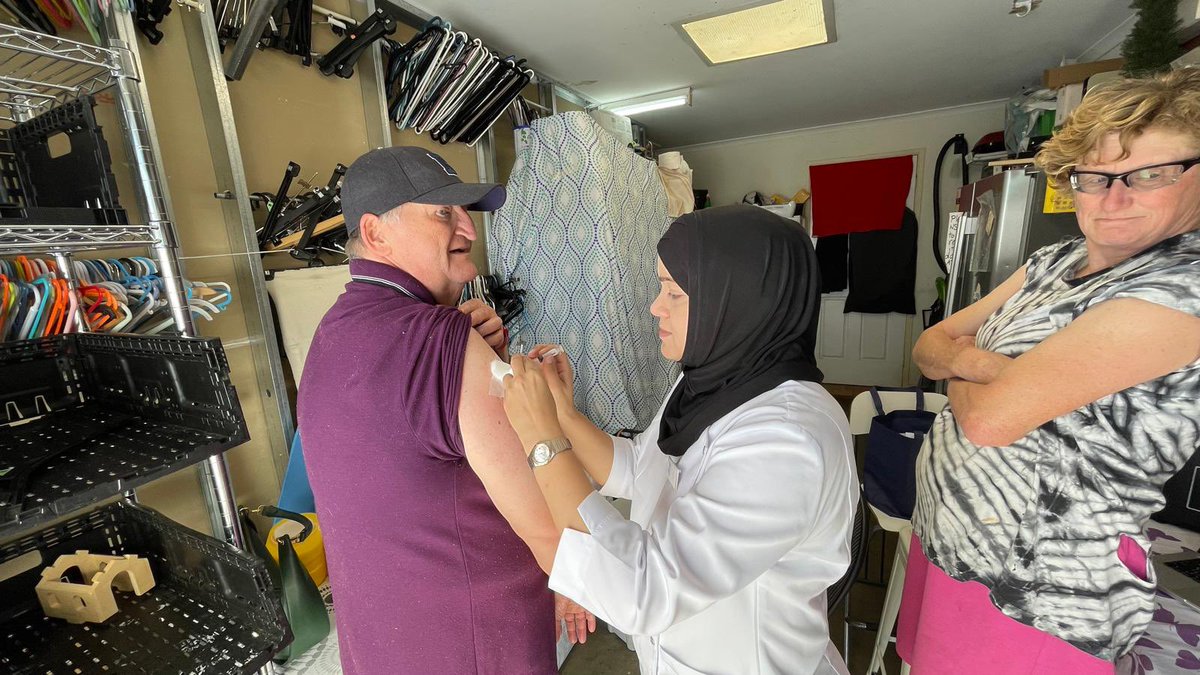 Waqas Ashraf and Nilum Waqas, two of the hundreds of Pakistani Pharmacists in Australia are making the 🇵🇰 Diaspora proud through their outstanding community work. A free Flu camp for deserving population at Ngnnnawal Pentry and Canberra city care Charnwood👍 @PakinAustralia