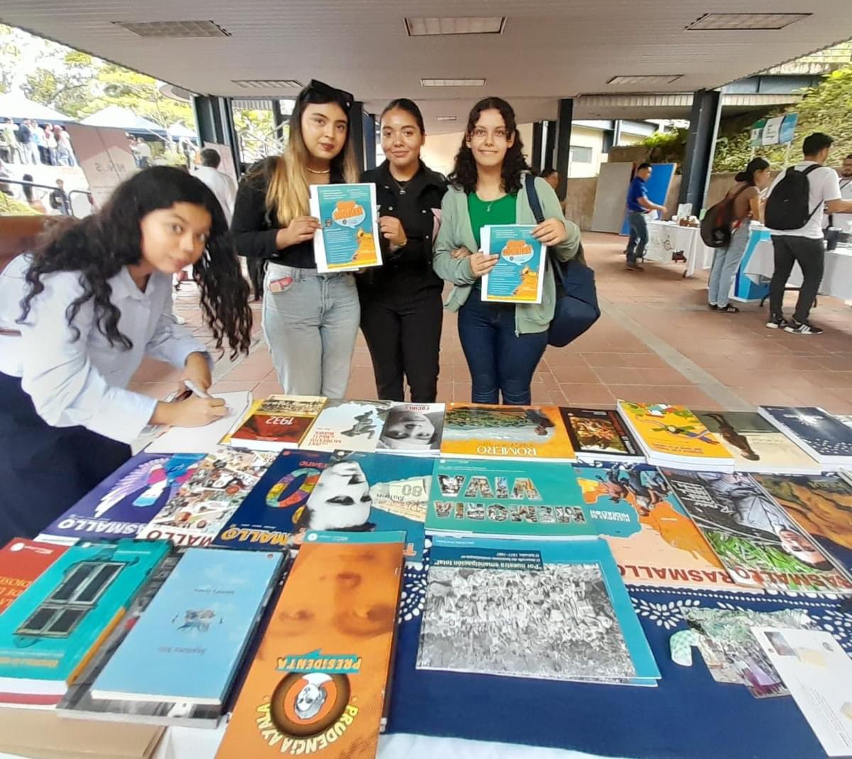 XXII Feria de la Solidaridad, de la UCA. Agradecemos a estudiantes por su trabajo solidario aportando su tiempo y horas sociales a través de los años en el Museo de la Palabra y la Imagen, MUPI