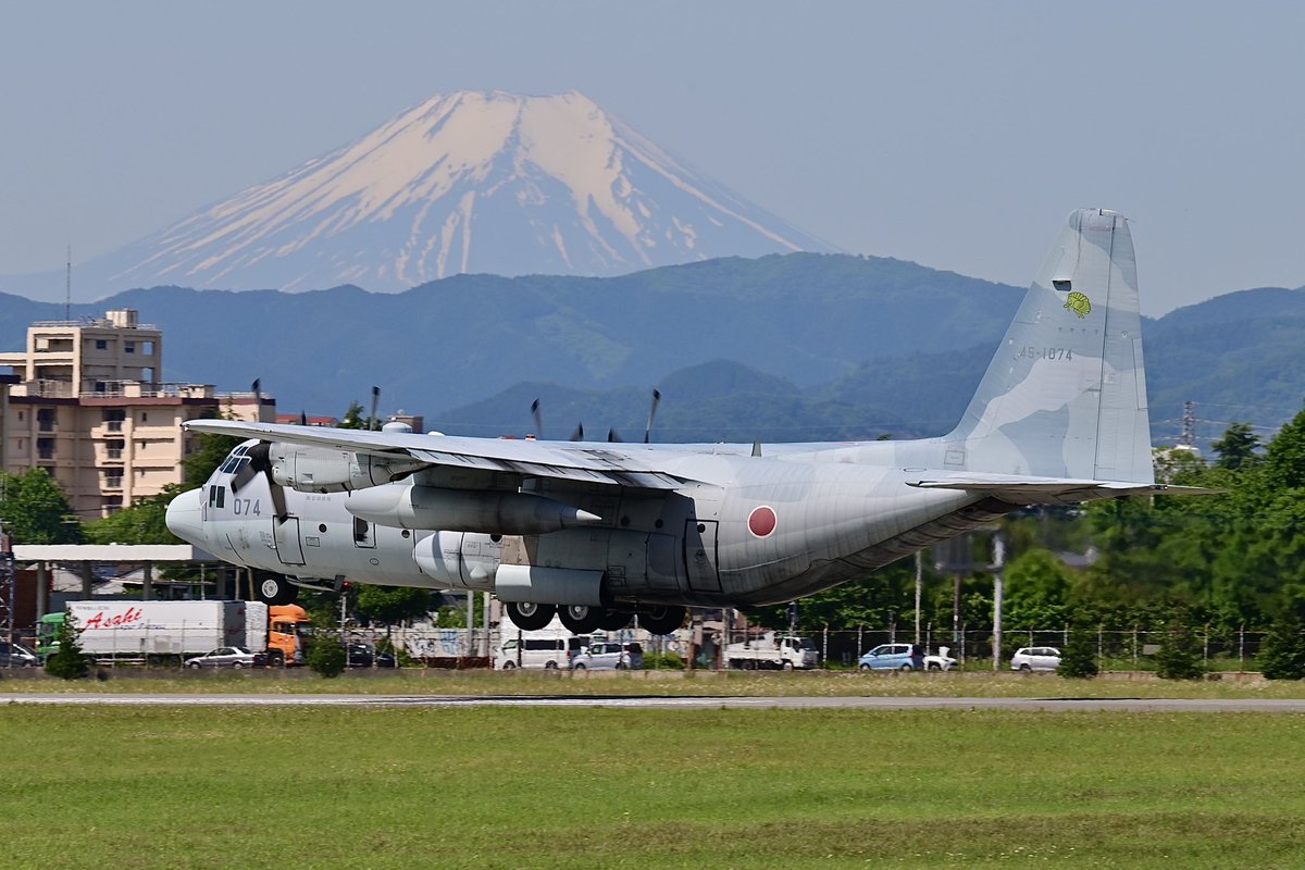 おはよう☀横田基地🇺🇸 神様の思し召に感謝。仕事で祭に行けませぬが奇跡的な前日休み✨ 今日の一枚目は空自のc130から
#横田基地 #rjty #YokotaAB #航空自衛隊