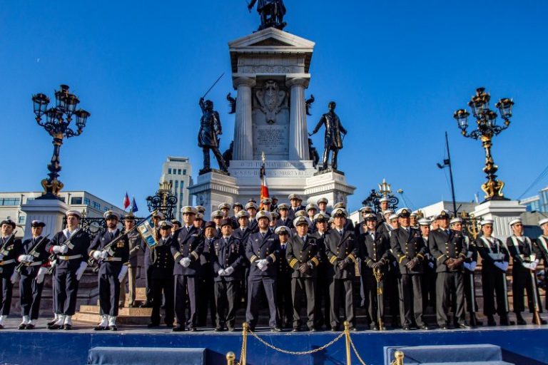 Armada de Francia recaló con dos barcos en #Valparaíso y rindió honores a la Marina: ⬇️ tinyurl.com/bdhzrk2r