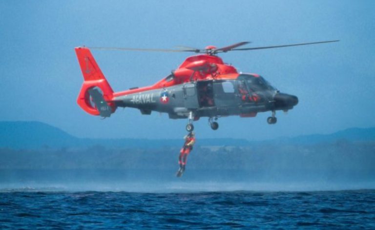 Desde un helicóptero cayó una rescatista de la #Armada en medio de ejercicios militares: ⬇️ tinyurl.com/2n9yexf5