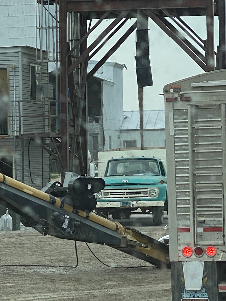 Valley farmer things, everyone should haul fertilizer in a 175 bu F600