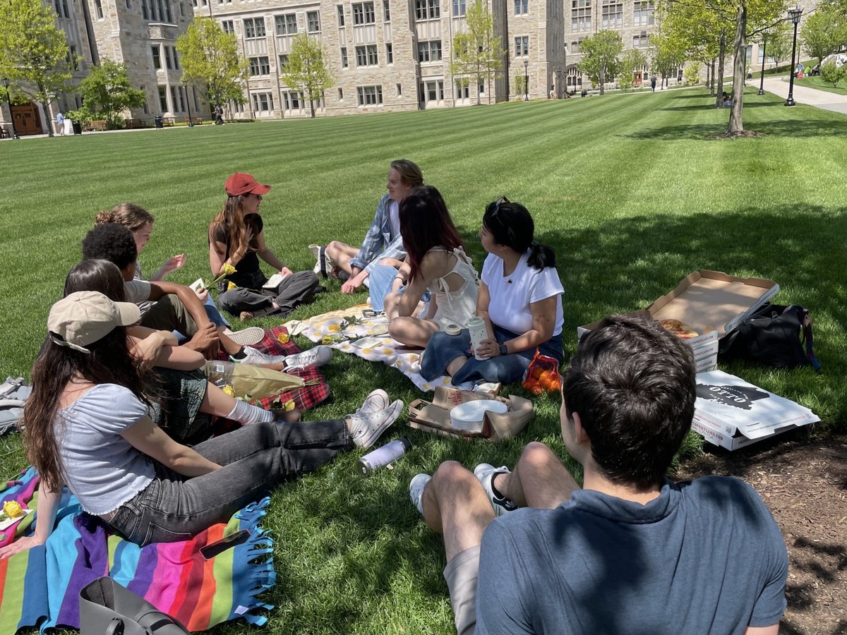 RealMoralityLab's tweet image. We had a blast enjoying Tuesday's weather with a pizza picnic and celebrating our wonderful graduating RAs! Here's to their bright futures and all of the amazing adventures ahead!🙌🏼📷🎉