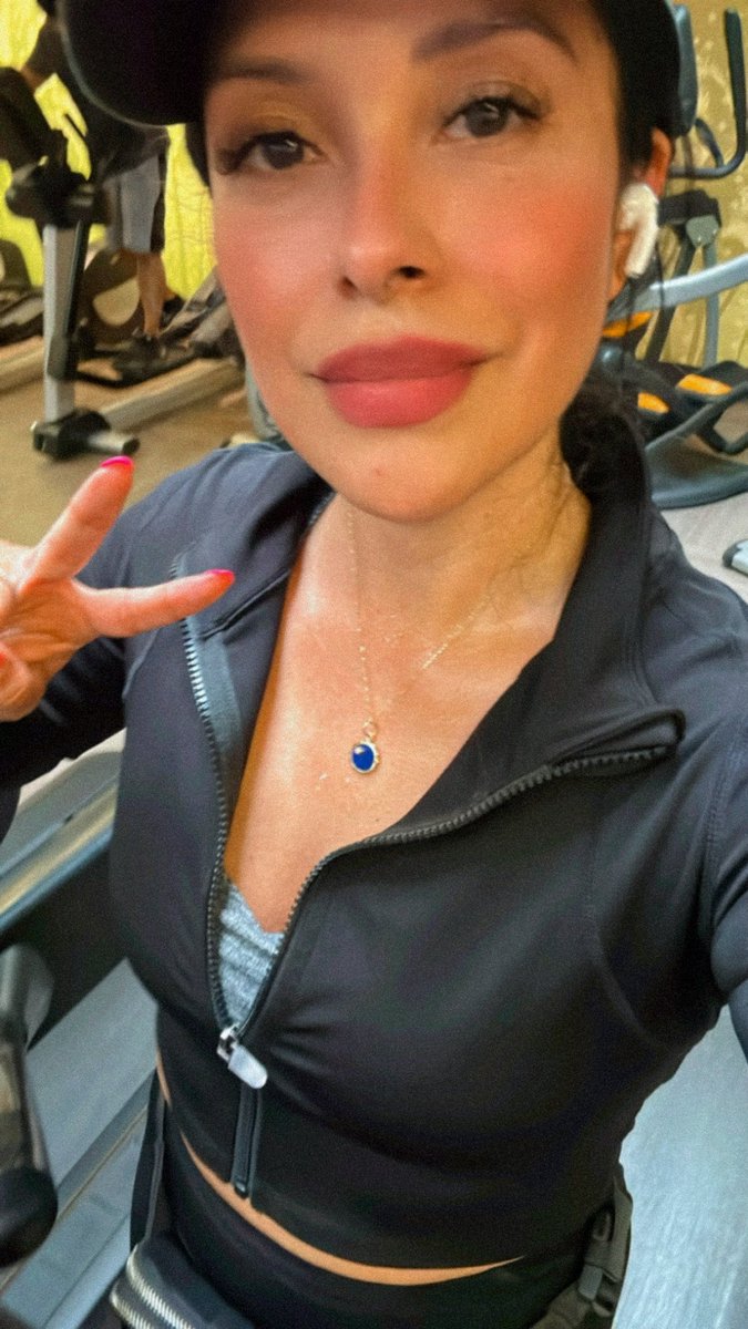 Degening and working out! You won’t believe how time flies.🤣😂 Let’s gooo! @LAFitness