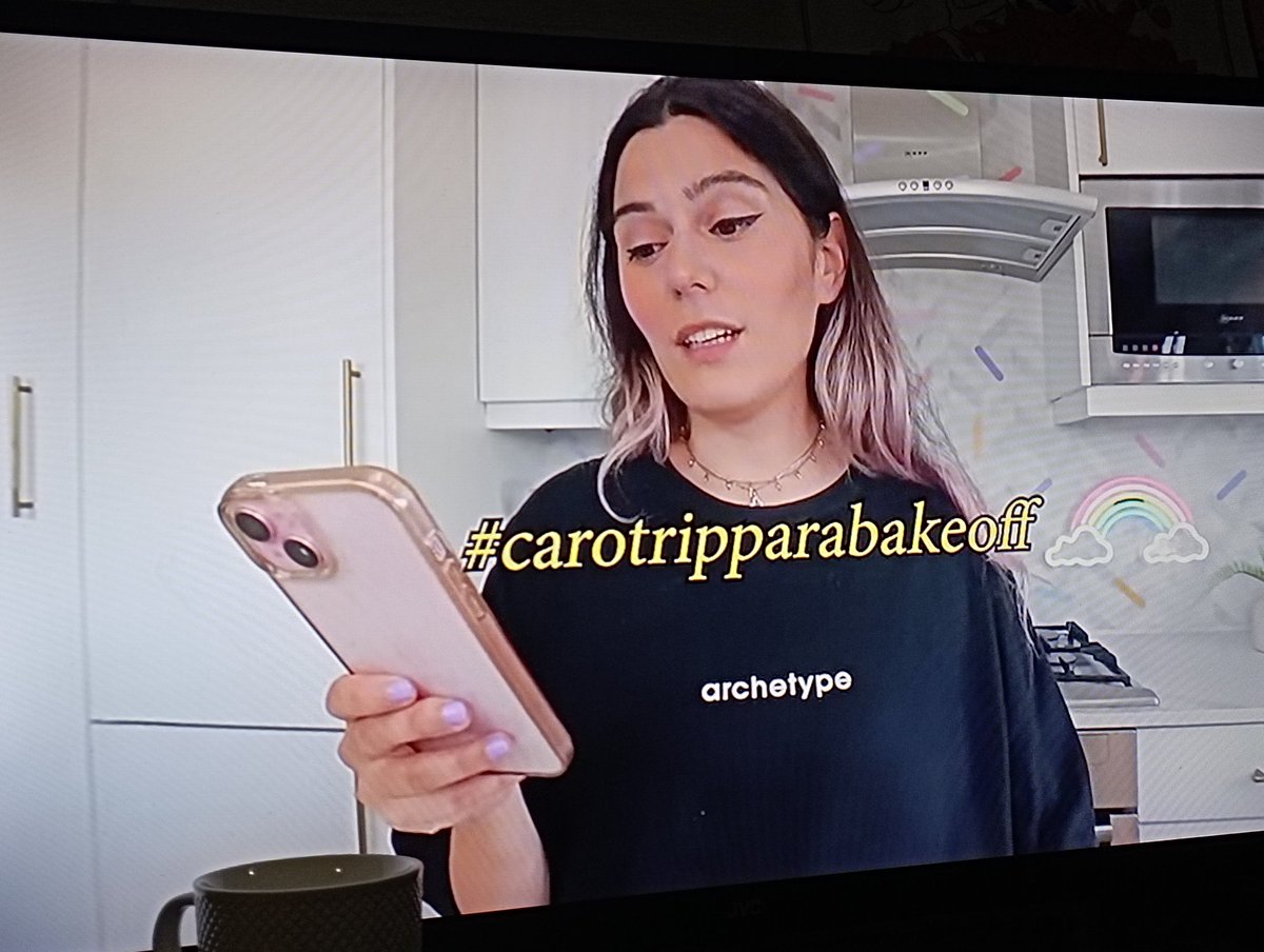 Ver a Caro en un concurso se volvió una necesidad. Necesitamos a caro en Bake off. 
#carotripparabakeoff