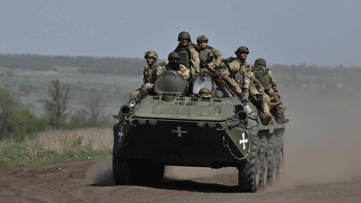 Ucrania afirmó hoy que está intentando «estabilizar» la línea del frente ante el avance de las tropas rusas en el noreste, donde Moscú lanzó una ofensiva sorpresa que le reportó sus mayores conquistas territoriales en año y medio. Leer más aquí wp.me/pbRwvr-1pIv