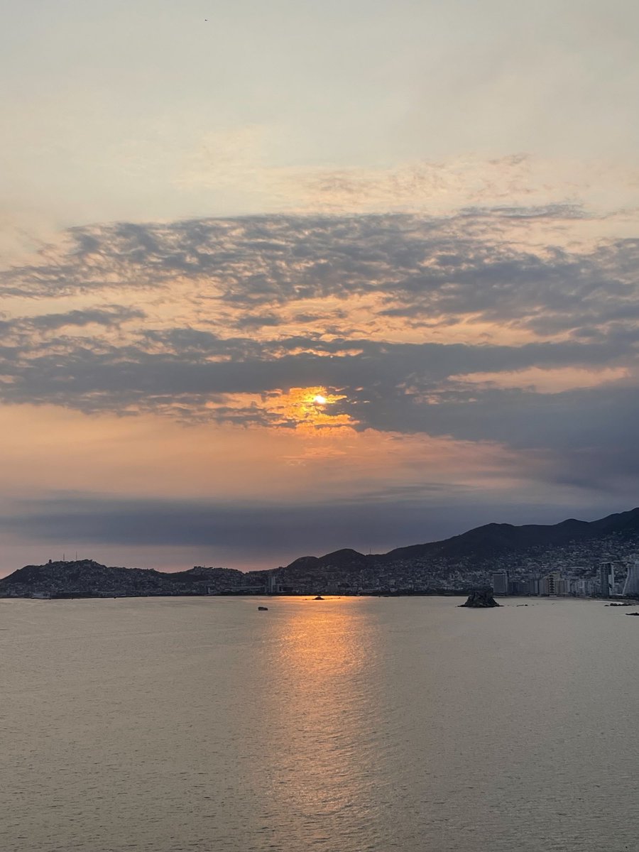 La foto de hoy desde La Bahía más Bella del Mundo! #acapulco
